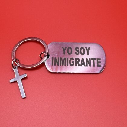 Llavero de Acero Inoxidable Inmigrante Somos Todos (Español Ver.01) envío Gratis.