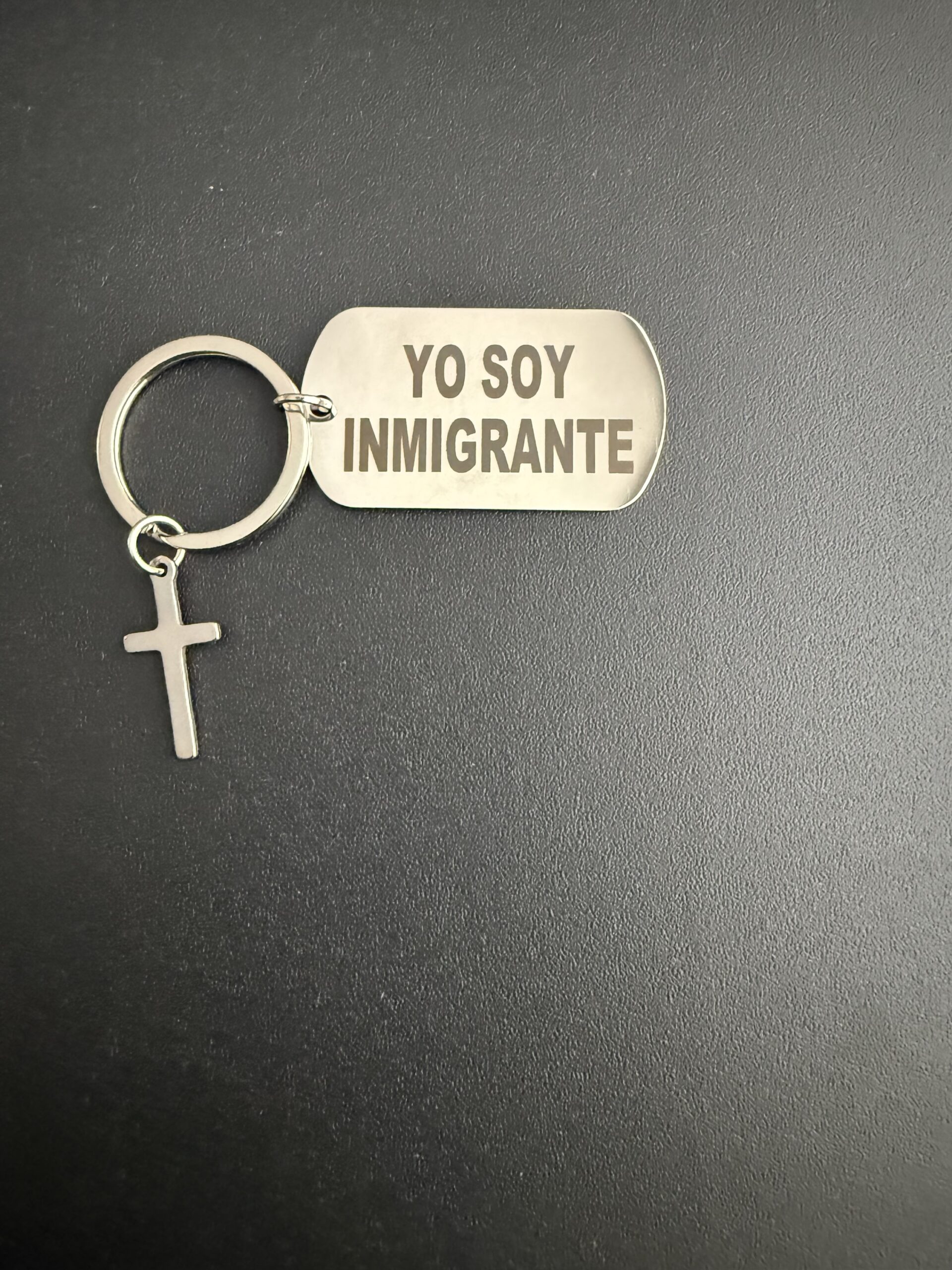 Llavero de Acero Inoxidable Inmigrante Somos Todos (Español Ver.01) envío Gratis.