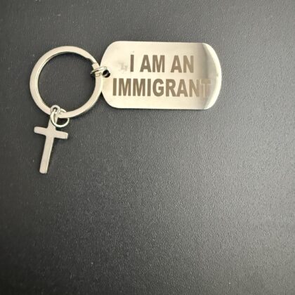 Llavero de Acero Inoxidable Inmigrante Somos Todos (Inglés Ver.01) envío Gratis.
