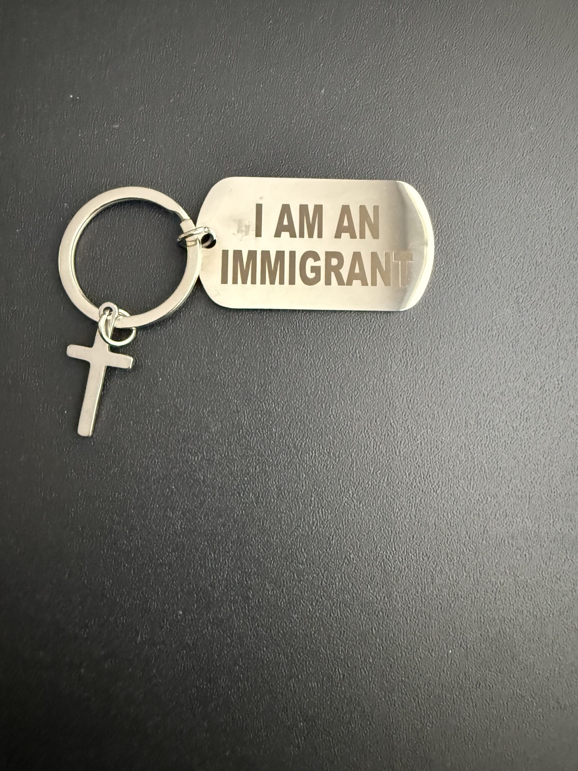 Llavero de Acero Inoxidable Inmigrante Somos Todos (Inglés Ver.01) envío Gratis.