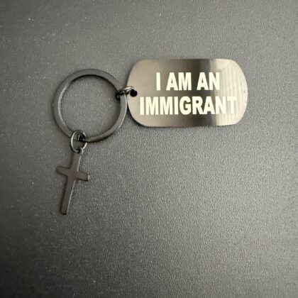 Llavero de Acero Inoxidable Inmigrante Somos Todos (Inglés Black Ver.02) envío Gratis.