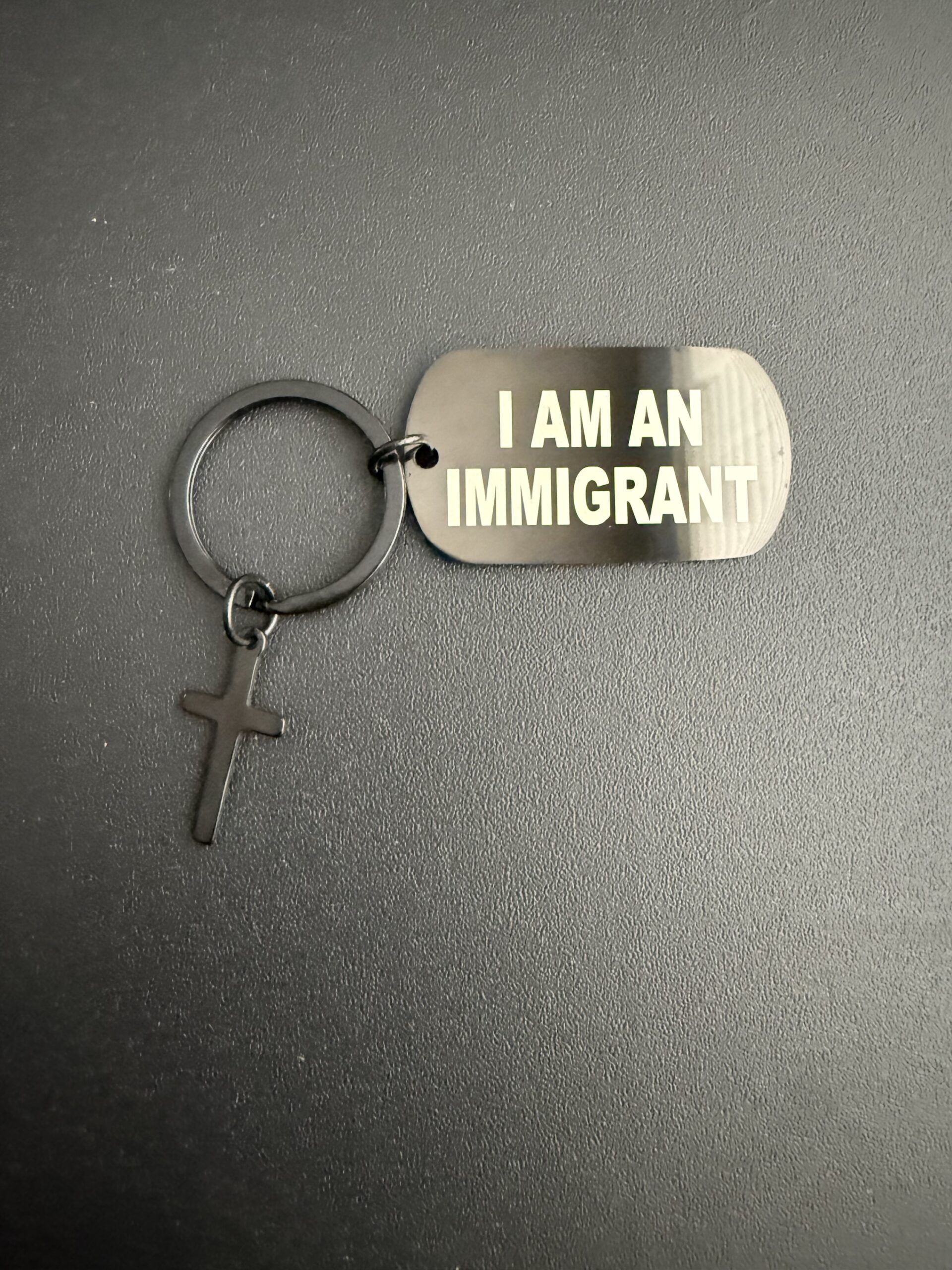 Llavero de Acero Inoxidable Inmigrante Somos Todos (Inglés Black Ver.02) envío Gratis.