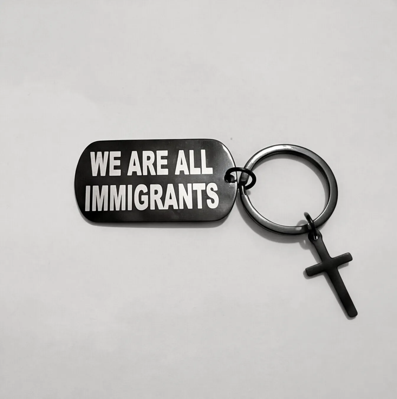 Llavero de Acero Inoxidable Inmigrante Somos Todos (Inglés Black Ver.02) envío Gratis. - Imagen 3