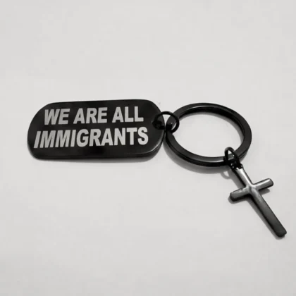 Llavero de Acero Inoxidable Inmigrante Somos Todos (Inglés Black Ver.02) envío Gratis.