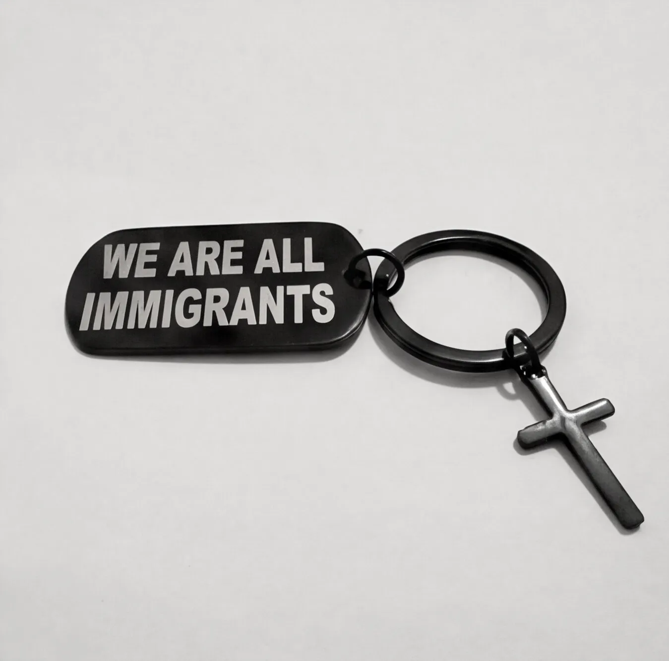Llavero de Acero Inoxidable Inmigrante Somos Todos (Inglés Black Ver.02) envío Gratis. - Imagen 2