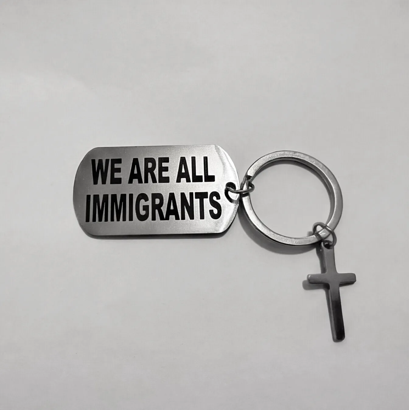 Llavero de Acero Inoxidable Inmigrante Somos Todos (Inglés Ver.01) envío Gratis. - Imagen 3
